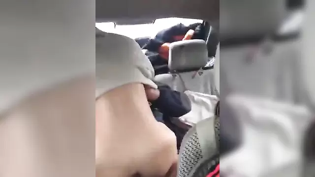 Быстро трахает казахскую любовницу в машине